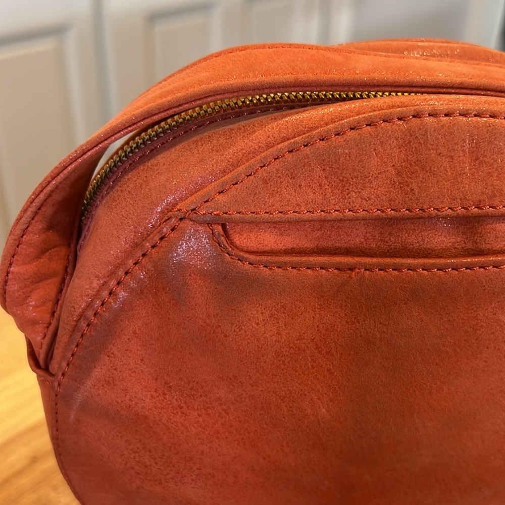 Hobo retired Moon lava leather Round Crossbody Bag - Picture 6 of 13